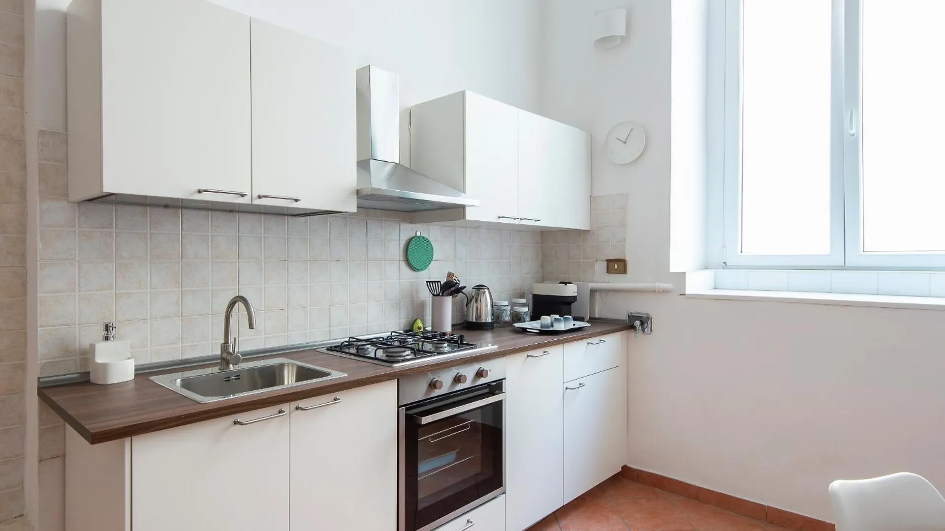 Vittorio Elegant Two Bedroom Apartment Рим