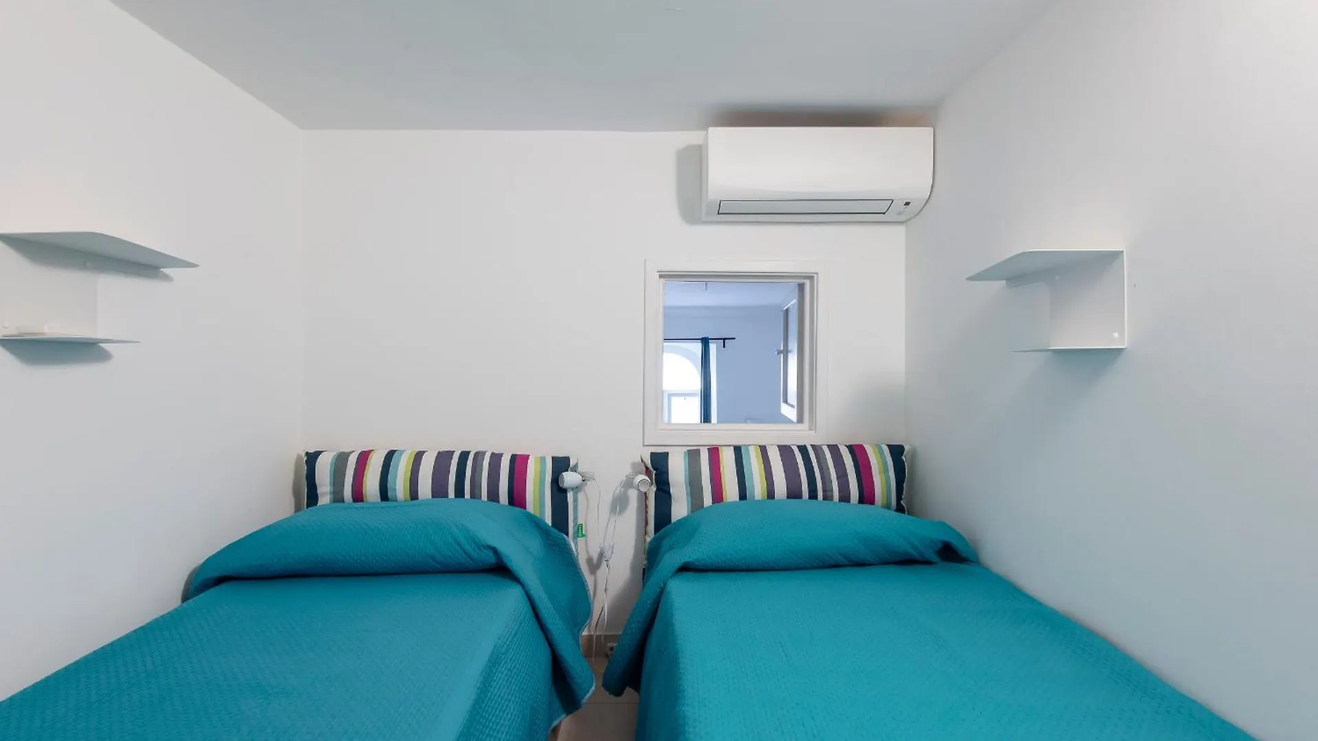Vittorio Elegant Two Bedroom Apartment Рим Италия