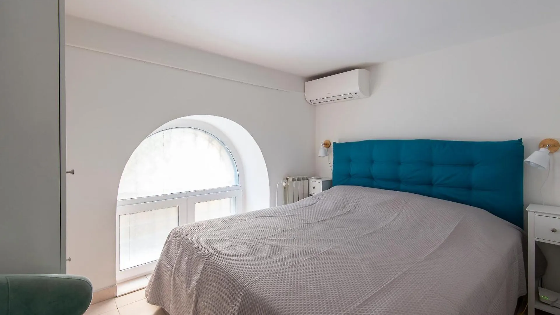Vittorio Elegant Two Bedroom Apartment Рим Италия