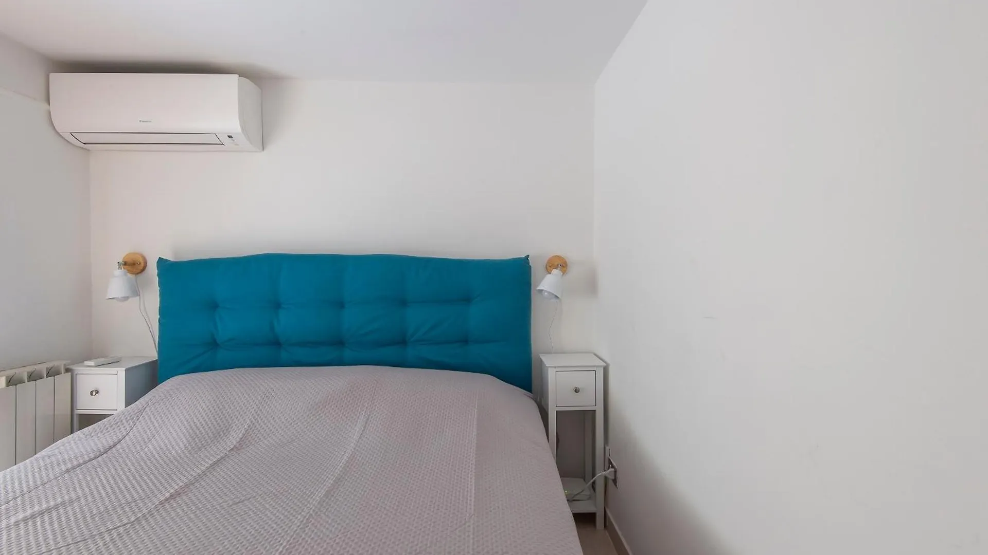 Vittorio Elegant Two Bedroom Apartment Рим