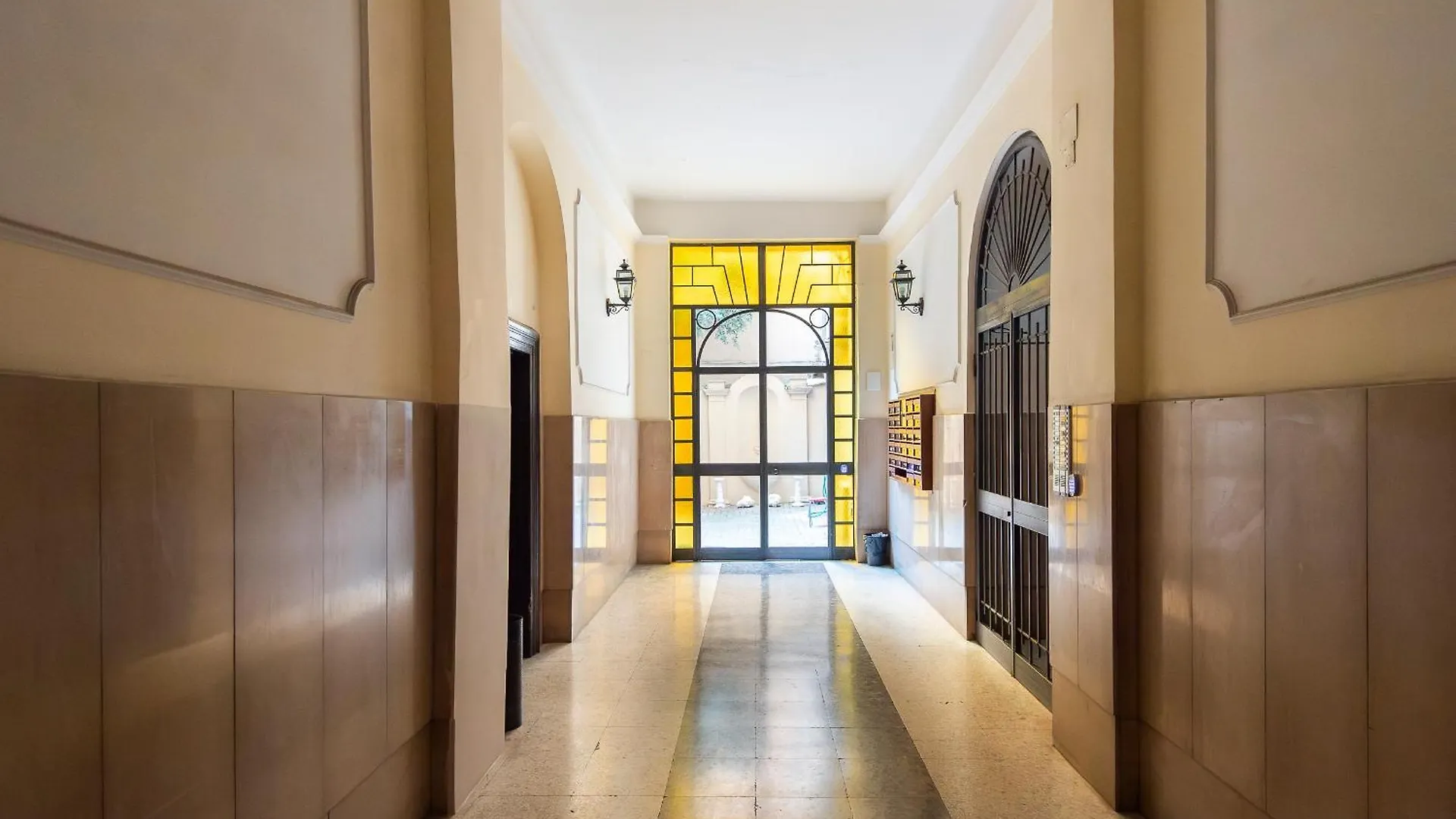 Vittorio Elegant Two Bedroom Apartment Рим