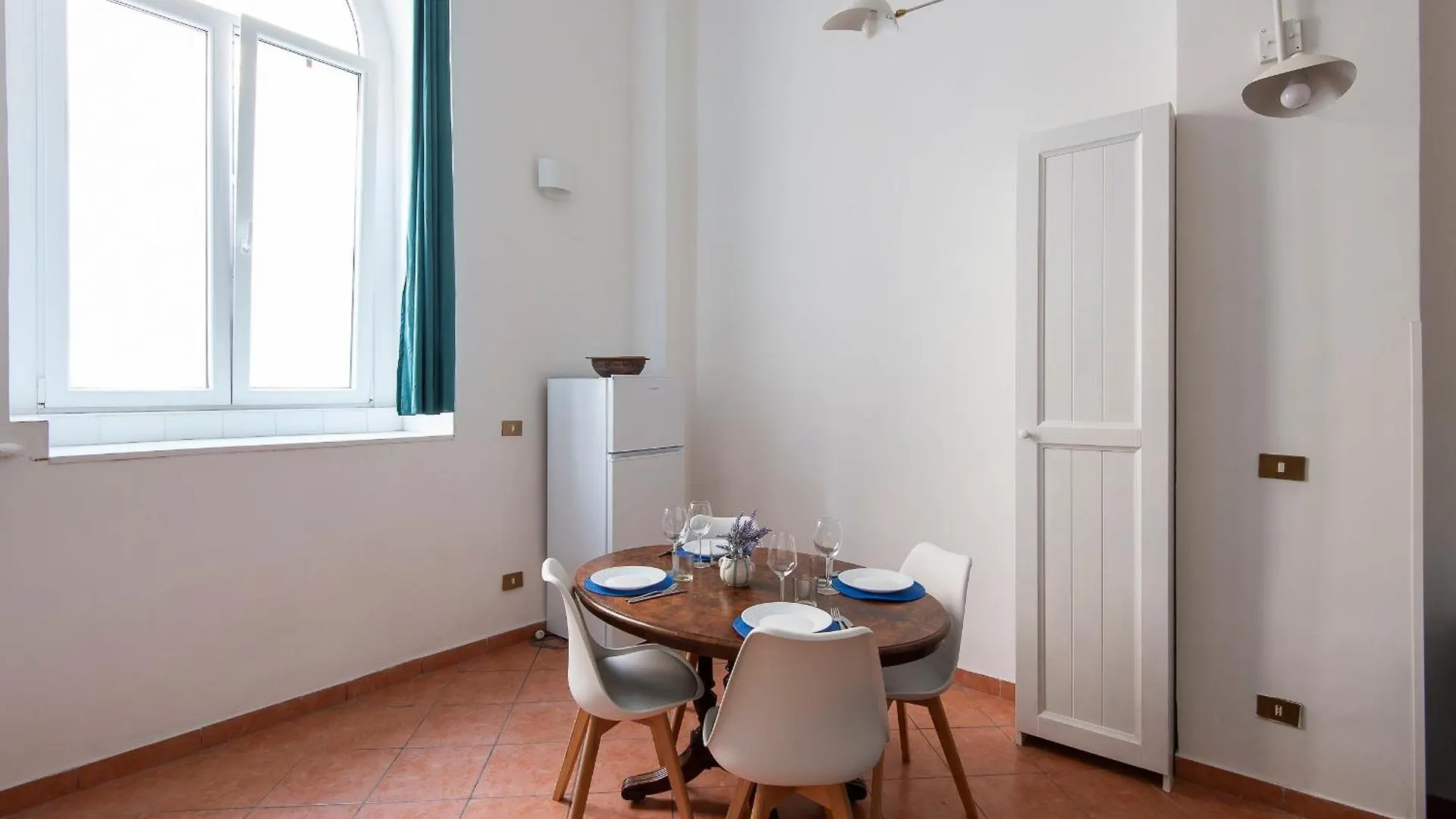 Vittorio Elegant Two Bedroom Apartment Рим Италия