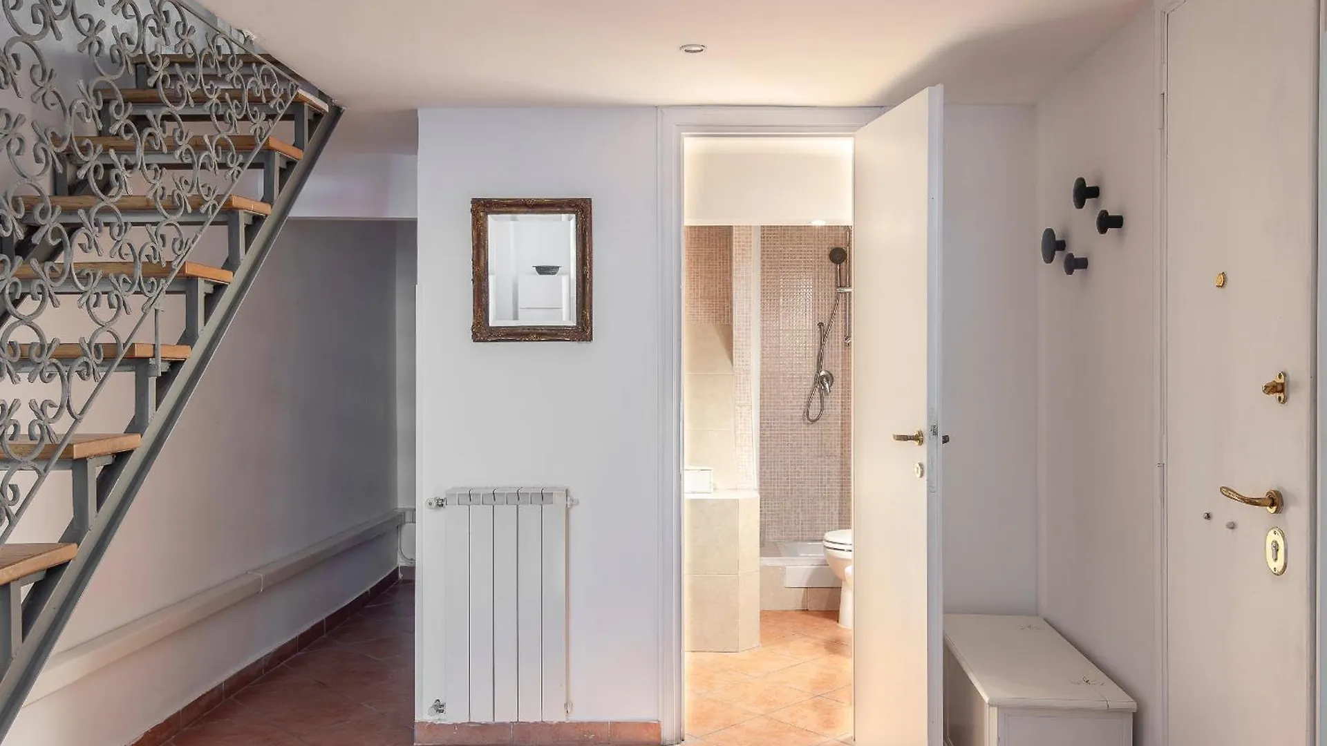 Vittorio Elegant Two Bedroom Apartment Рим Италия