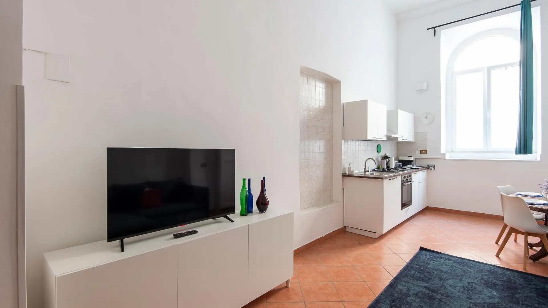 Vittorio Elegant Two Bedroom Apartment Рим