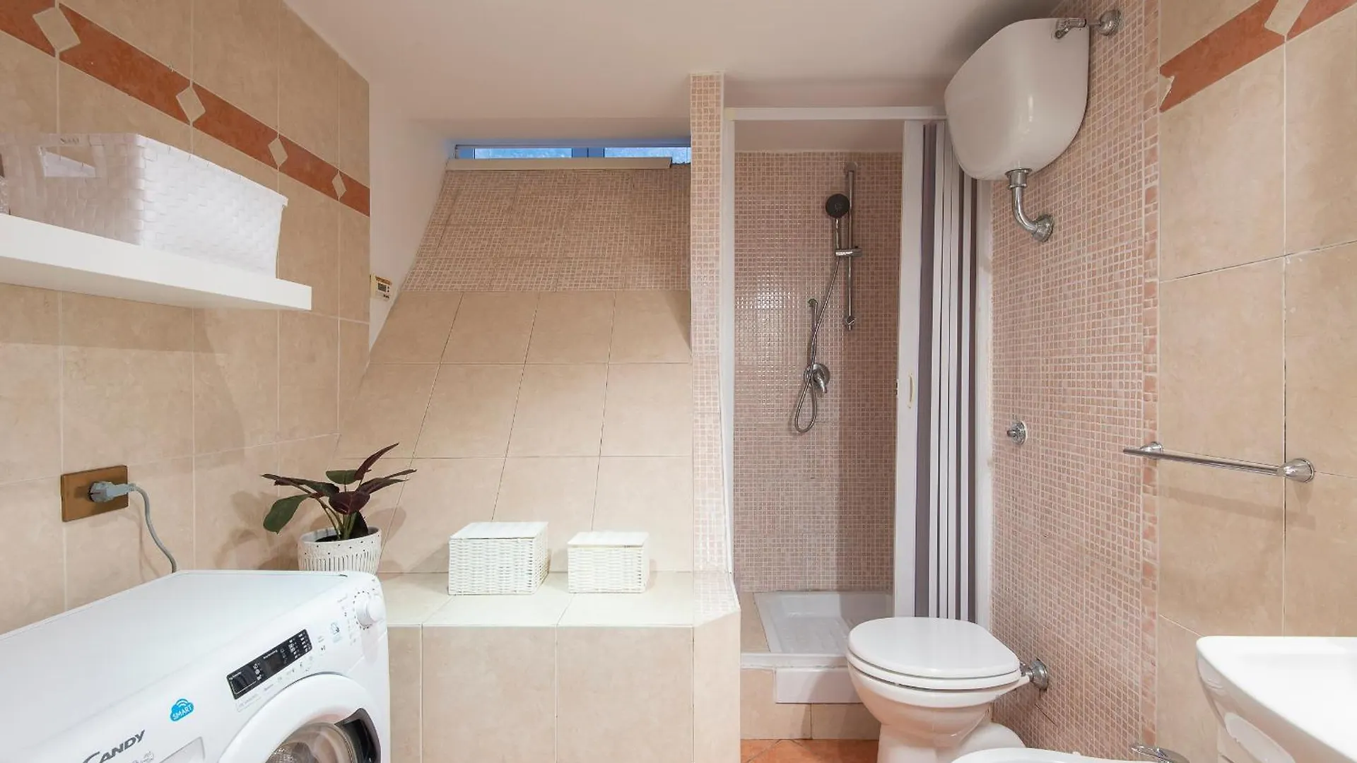 Vittorio Elegant Two Bedroom Apartment Рим Италия