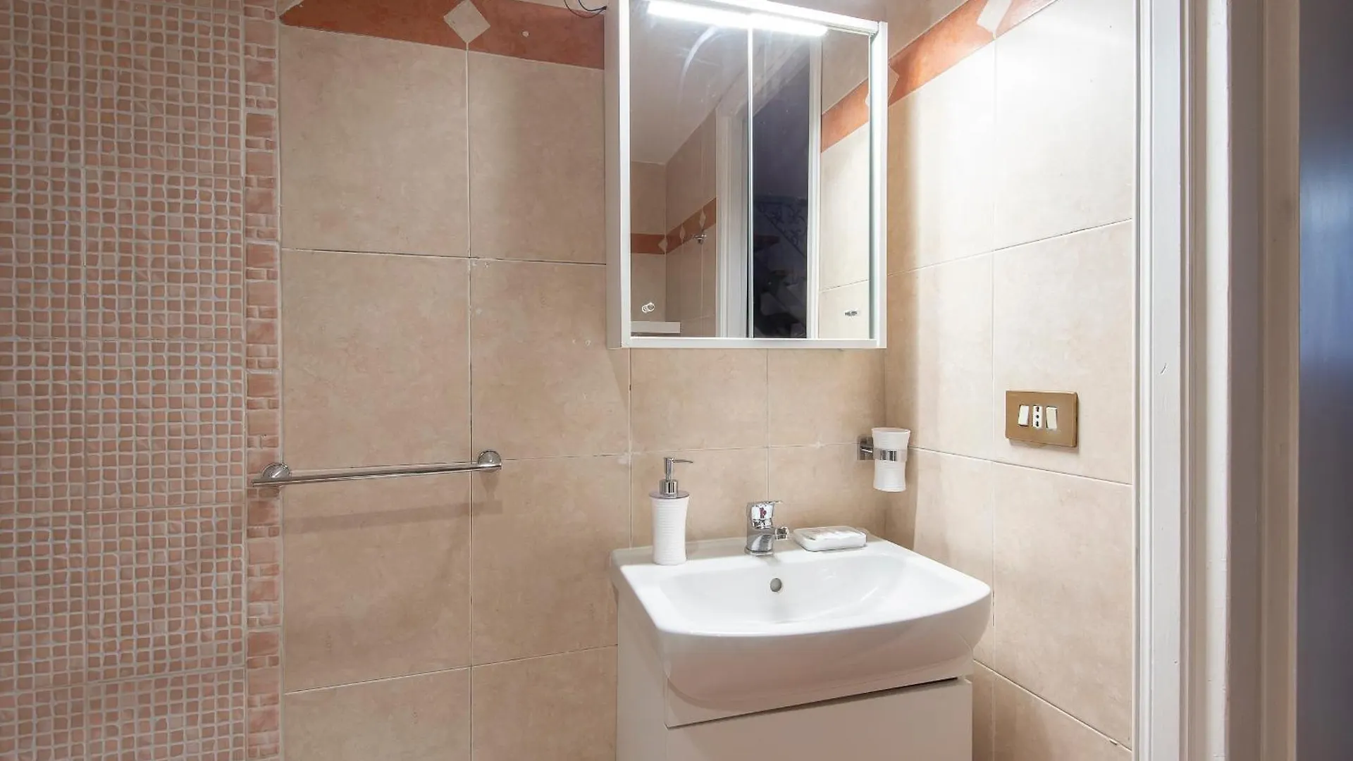 Vittorio Elegant Two Bedroom Apartment Рим