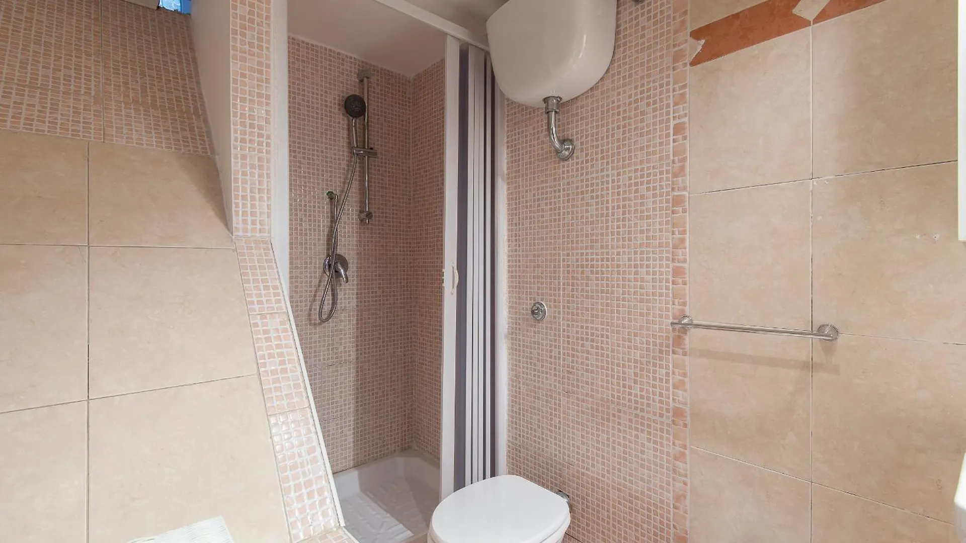 Vittorio Elegant Two Bedroom Apartment Рим