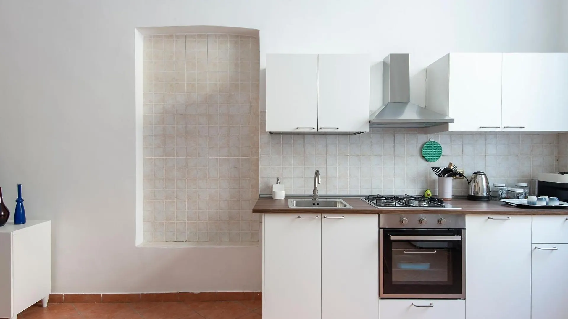 Vittorio Elegant Two Bedroom Apartment Рим