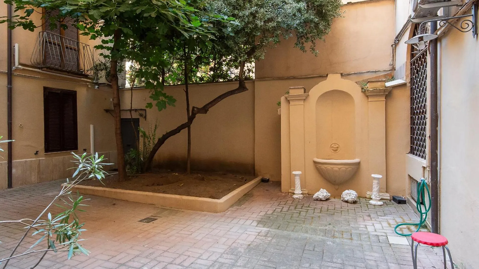 Vittorio Elegant Two Bedroom Apartment Рим 0*,  Италия