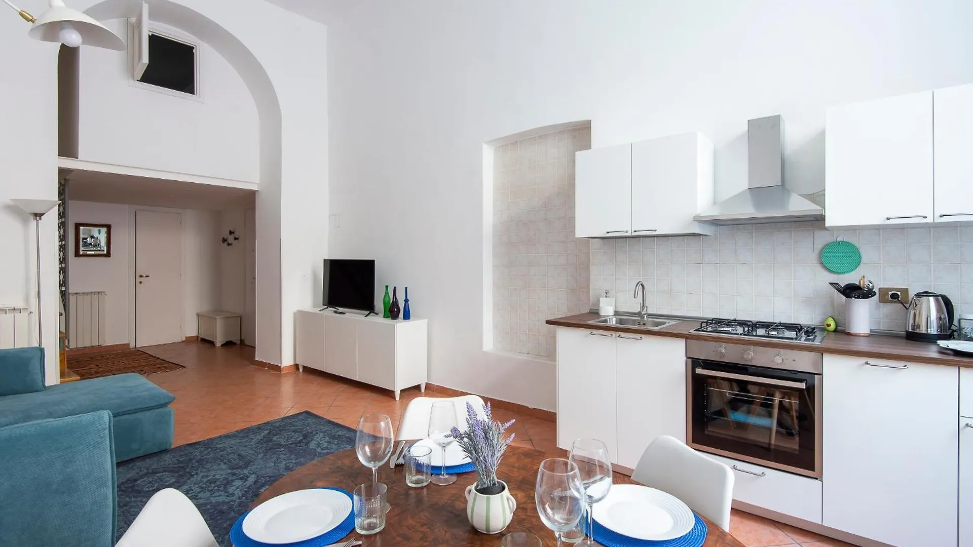 Vittorio Elegant Two Bedroom Apartment Рим Италия