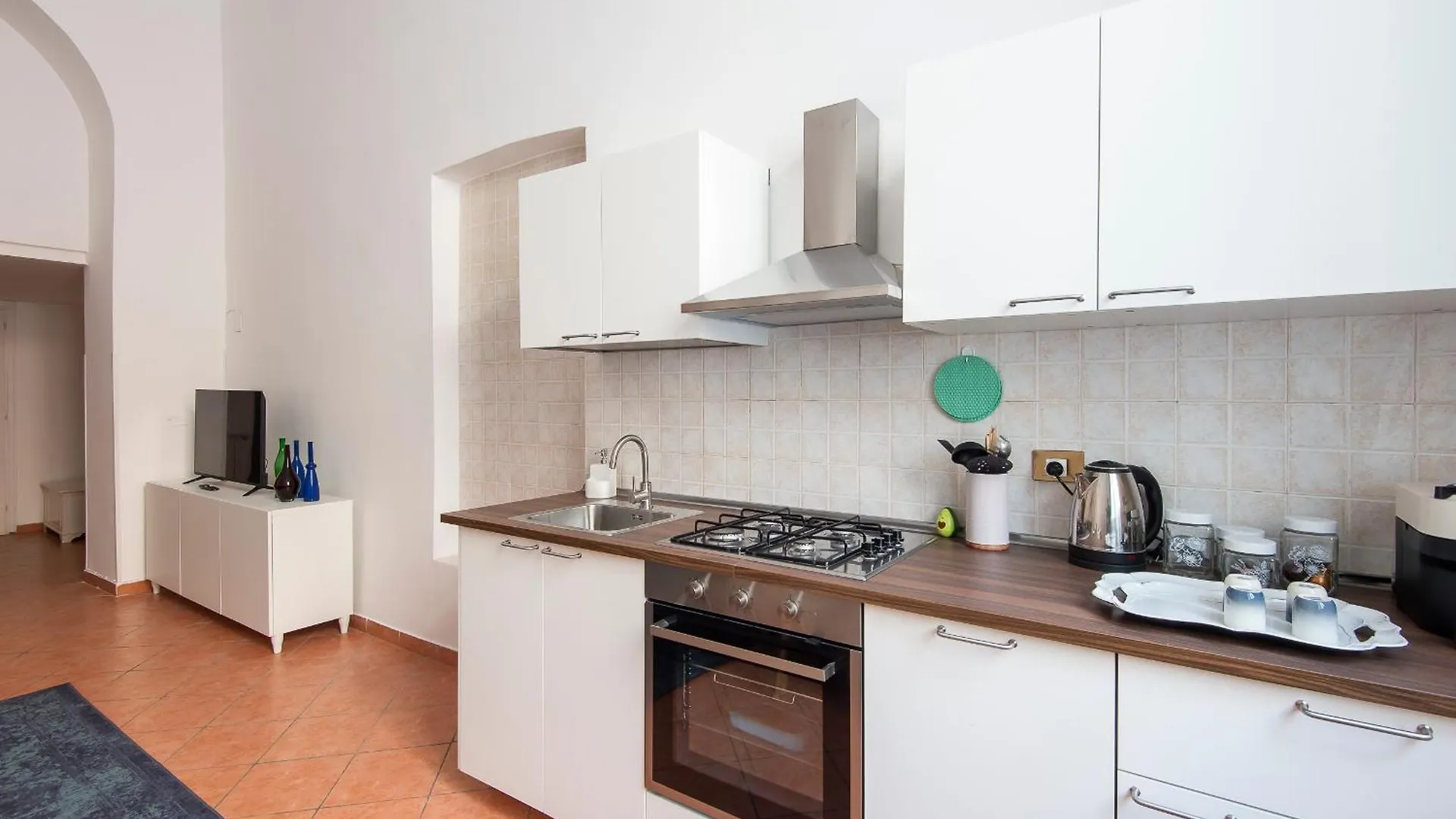 Vittorio Elegant Two Bedroom Apartment Рим