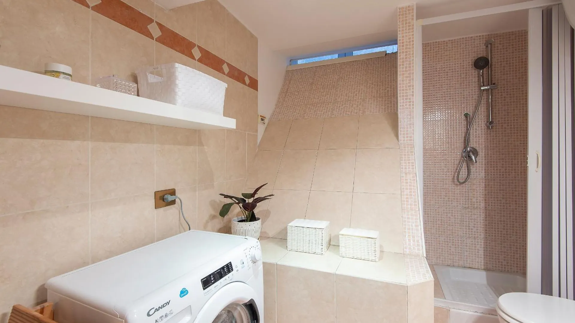 Vittorio Elegant Two Bedroom Apartment Рим